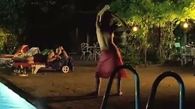 Romane bohringer danse seins nues sur la plage