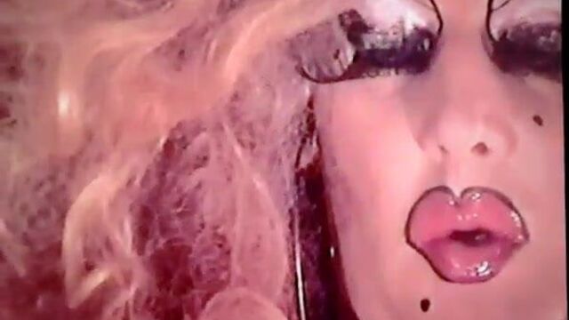 Red lips Dragqueen smoking