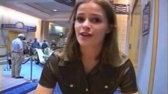 Elle exhibe sa chatte au musee