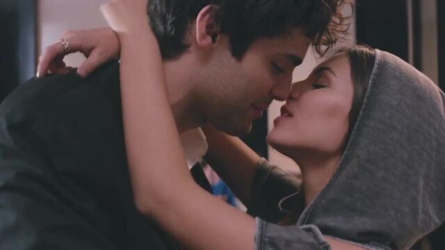 Victoria Justice hot kiss