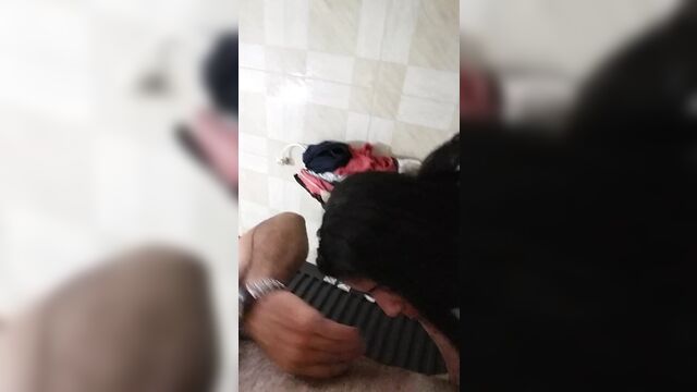 Chupando no banheiro