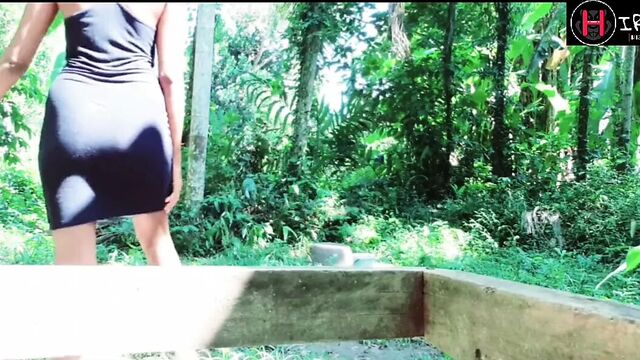 Indian Yong girl Fingering and Squirting Outdoors – very risky