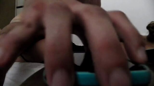 Jebem kurvu dok prica sa deckom