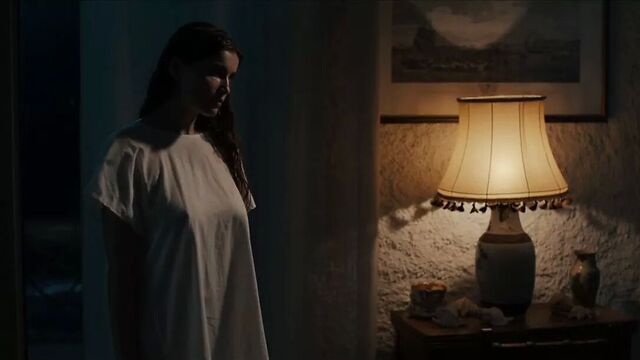 Laetitia Casta nue dans Une ile s01e01-06 (2019)