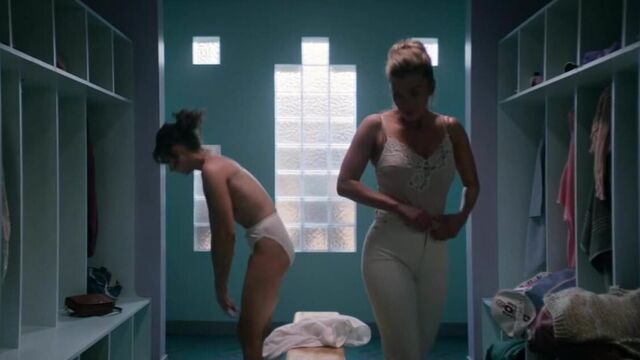 Alison Brie. Betty Gilpin -GLOW s1e01