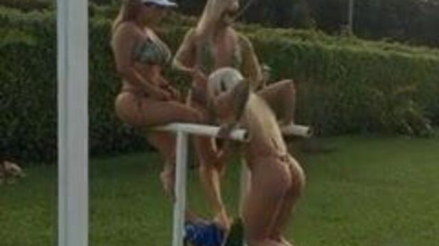 Larissa Reis & Her Friends