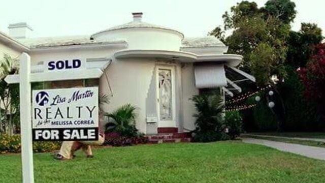 Bar Paly butt in Pain & Gain