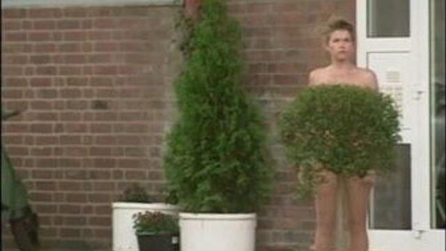 Anke Engelke steht nackt vor der Haustuer