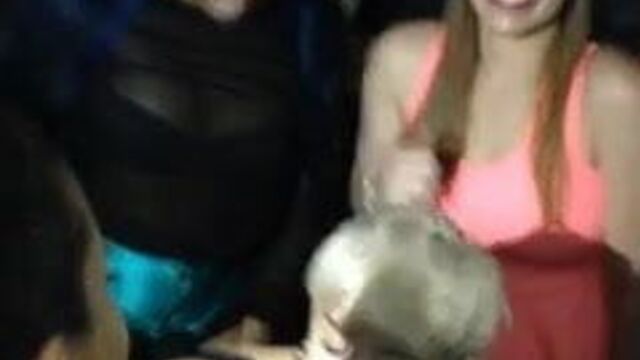 Miley Cyrus dancing in a club 02