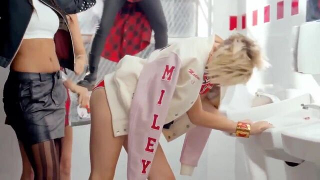 Miley Cyrus Sexy Poses