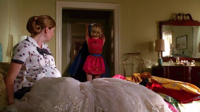 January Jones, Anne Dudek - ''Mad Men'' s1e09