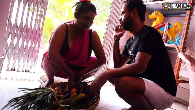 Desi Bade Bade Kadu Jaisi Dudh Sabjiwali Bhabhiji Ko dekh Ghar ka Malik Khud Ko Chodne se Rok Nahi Saka ( Hindi Audio )