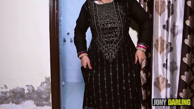 Punjabi Bhabi Ne Bihari Ko Muth (Handjob) Maarte huye Pakda, Moonh Pe baith kar choot chatwaayi,Hindi and Punjabi Audio