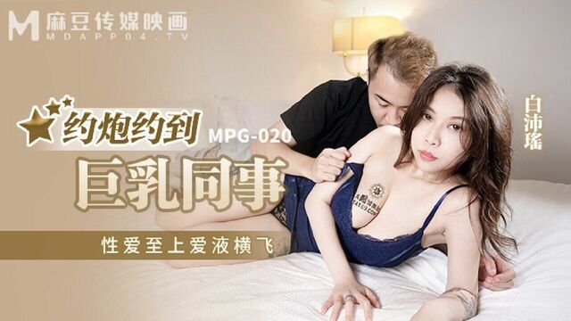 Petite Hot Asian with Perfect Boobs Demands Her Colleague's Cock - Hot girl fucking with her boss in hotel room after wo