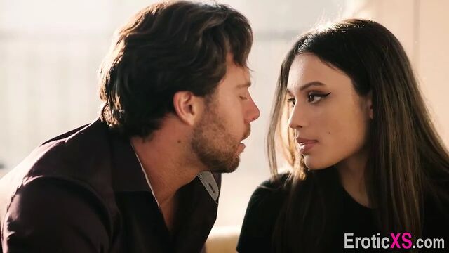 Horny babe gets pussy creampied