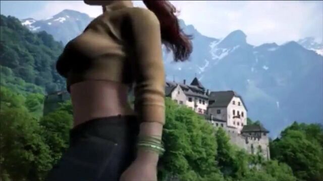 Giantess on Vacation