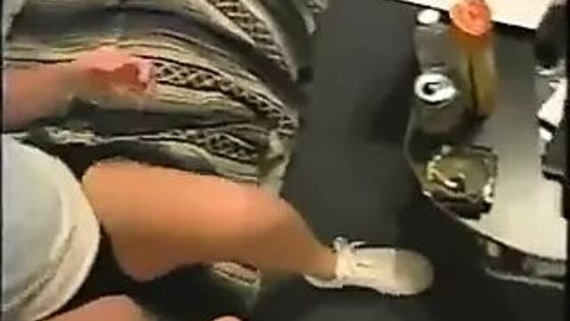 (amateur)mommy give handjob watching tv