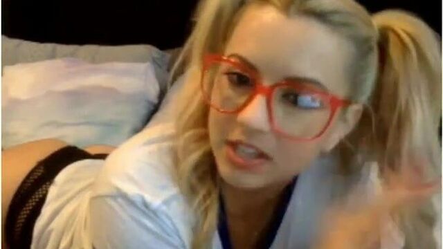Lexi Belle chats on Cam Webcam