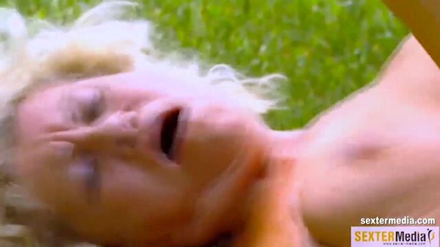 Oma macht den Outdoor Fick