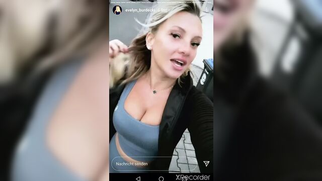 Evelyn Burdecki praesentiert ihre Ficktitten auf Instagram